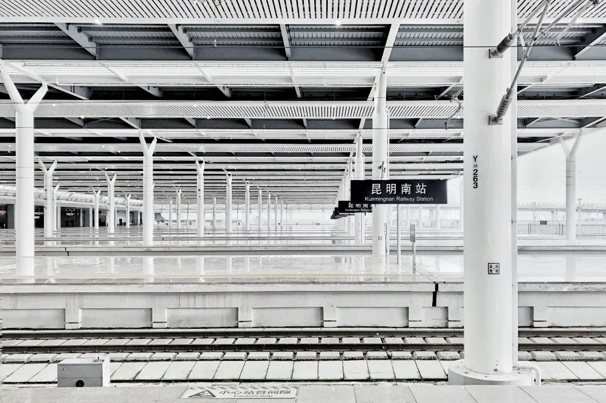 The empty platforms of Kunmingnan high-speed railway station under a bright overcast sky