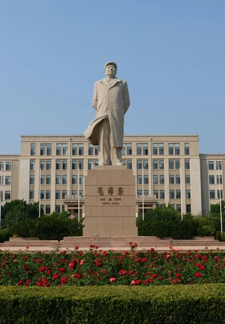 The Mao statue in front of the main building of Dalian University of Technology