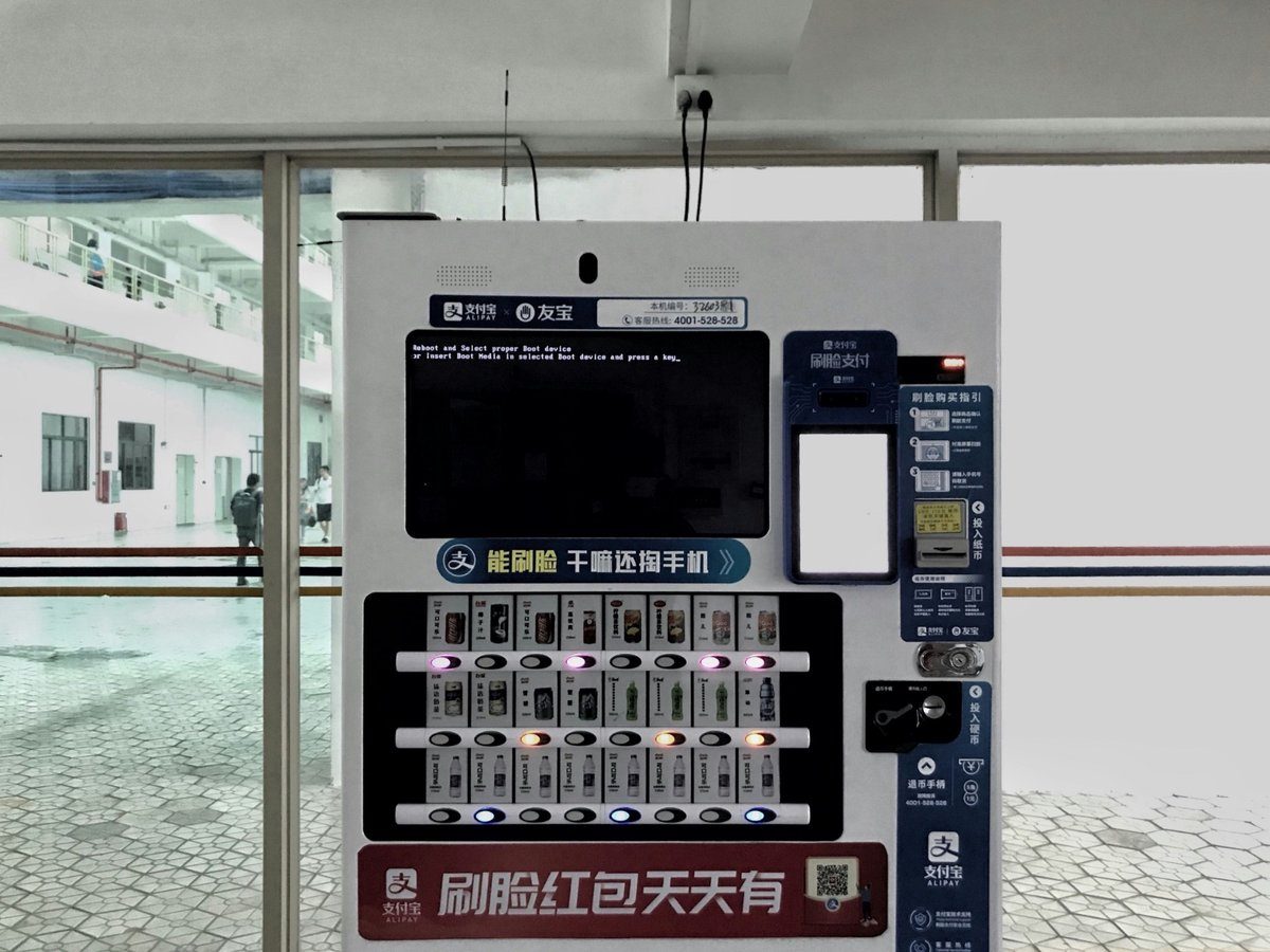 A self-service vending machine with a facial recognition payment panel and a sign reading '能刷脸 干嘛还掏手机' (why dig out your phone when you can just scan your face)